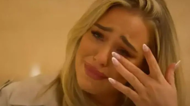 מתגעגעת למנצ'סטר ולבגדים החושפניים. וורד (צילום: צילום מסך, "נשואה למשחק")