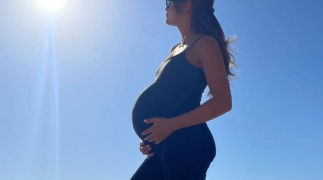 הכדורגלן ואשתו שמצפים לילד ראשון (צילום: צילום מסך אינסטגרם)