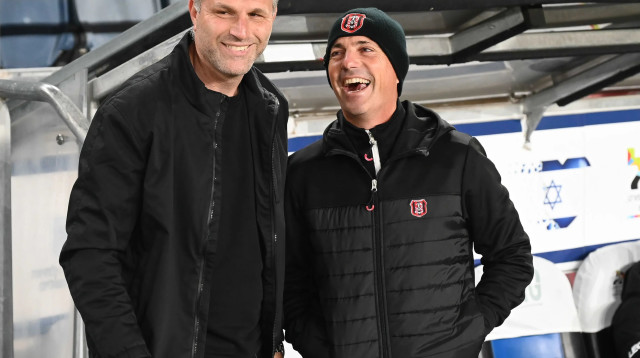 מאמן הפועל ירושלים זיו אריה, עם המנהל המקצועי שי אהרון (צילום: ברני ארדוב)