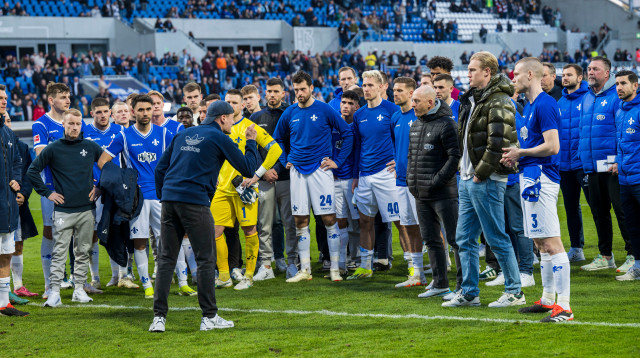 אוהד דרמשטאט צורח על שחקני ואנשי הצוות של הקבוצה (צילום: Thomas Lohnes/Getty Images)