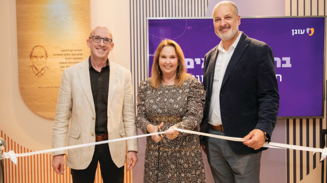 מימין: אופיר עוזרי יו"ר עוגן, שרי אריסון ושגיא בלשה המנכ"ל  (צילום: גדי סיארה, יח''צ עוגן)
