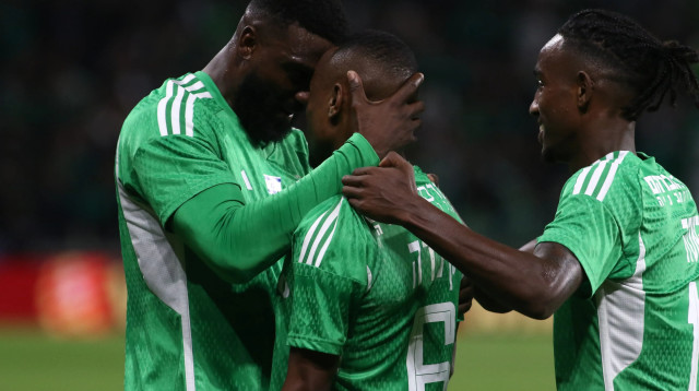 פרנזי פיירו חוגג עם גדי קינדה שער של מכבי חיפה (צילום: שלומי גבאי)