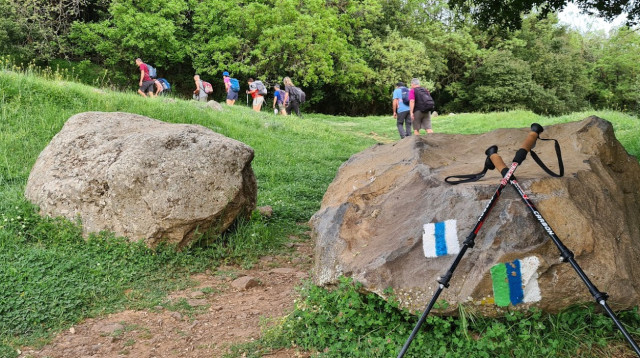 מטיילים בשביל הגולן  (צילום: דליה ברנר לתיירות גולן)