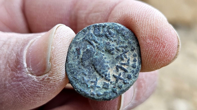 מטבע אלעזר הכהן (צילום: אוריה עמיחי, רשות העתיקות )