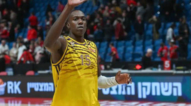 מעל המשחק. הרווי (צילום: ברני ארדוב)