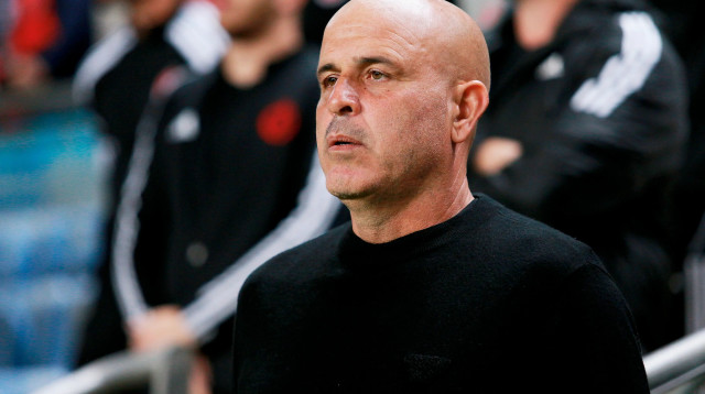 יוסי אבוקסיס מאמן הפועל תל אביב (צילום: קובי אליהו)