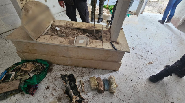 אמצעי לחימה מוסלקים בתוך קבר (צילום: דוברות המשטרה)