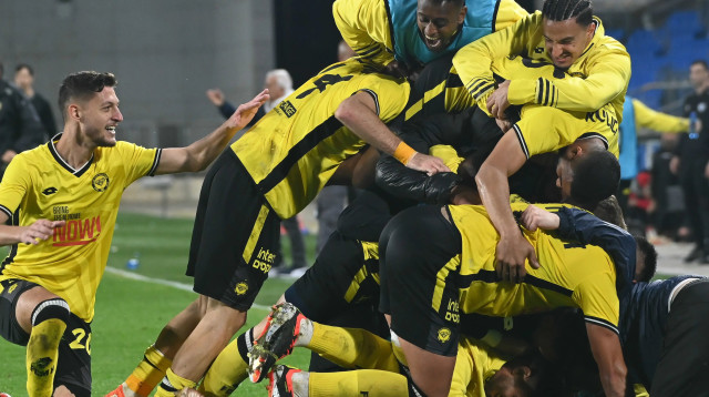 מקסים פלקושצ'נקו מכבי נתניה חוגג (צילום: ברני ארדוב)