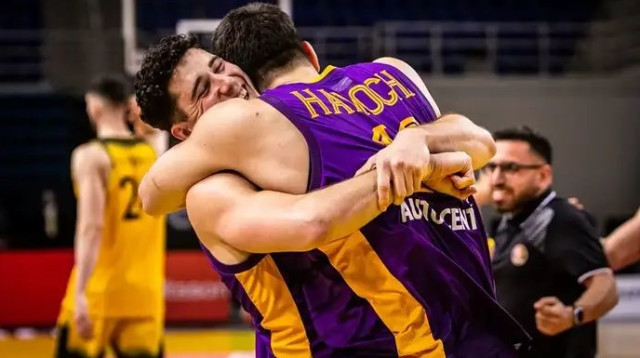 כדורסל משחקים 55 דקות, ובסוף חולוניה מנצחת. שחר עמיר חוגג עם יותם חנוכי (צילום: אתר רשמי, ליגת האלופות)