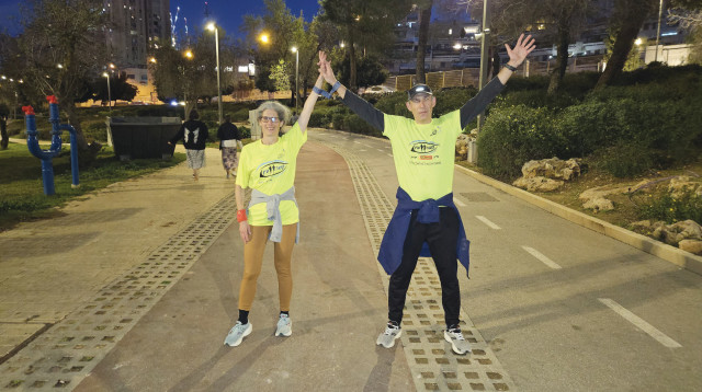 ד"ר שרה פרידמן ומאמן קבוצת "קשר עין" אלון שוב (צילום: באדיבות "קשר עין")