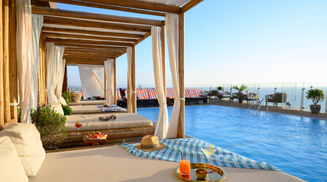 הבריכה של מלון קרלטון. נוף פנורמי (צילום: איה בן עזרי)