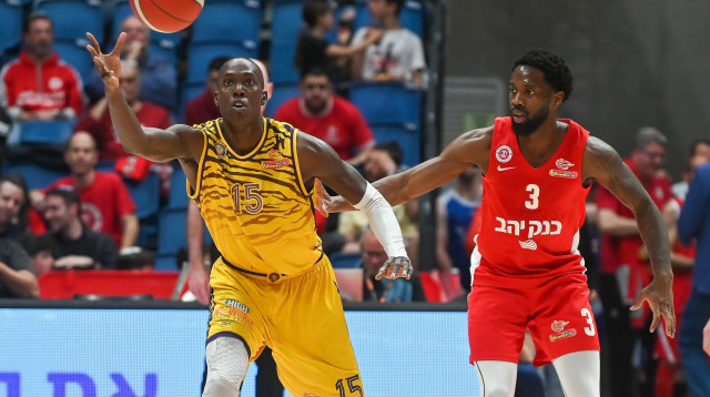 שחקן הפועל ירושלים קאדין קרינגטון שומר על שחקן הפועל חולון קווין הרווי (צילום: ברני ארדוב)