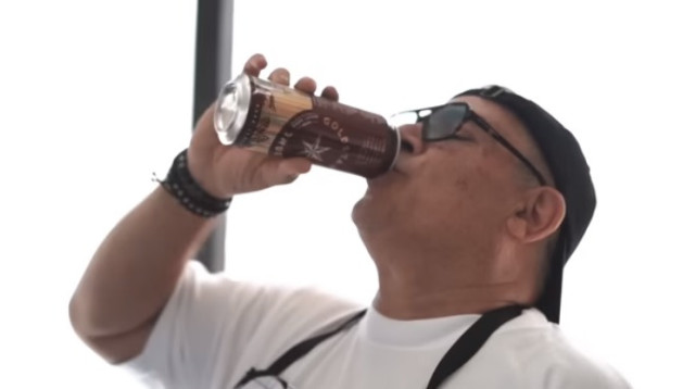 בעל הדוכן לחם חביתה, מתוך הקליפ (צילום: צילום מסך לפי סעיף 27א)