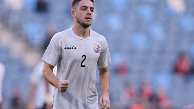 נועם בן הרוש שחקן הפועל חיפה בחימום (צילום: מאור אלקסלסי)