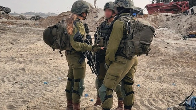 טל שלו עם הלוחמים והלוחמות ברצועת עזה (צילום: טל שלו)