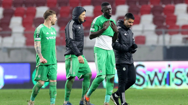 שחקני מכבי חיפה מאוכזבים: עבדולאי סק, רמי גרשון, פייר קורנו (צילום: רויטרס)