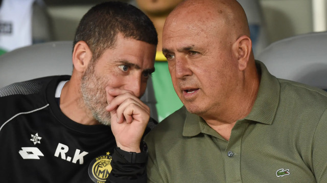 בני לם מאמן מכבי נתניה עם רן קוז'וך עוזרו (צילום: ברני ארדוב)