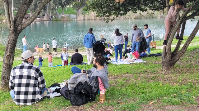 מטיילים בגן לאומי תל אפק (צילום: אתי נפרין, רשות הטבע והגנים)