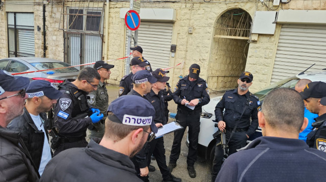 כוחות המשטרה בזירת הרצח בחיפה (צילום: דוברות המשטרה)
