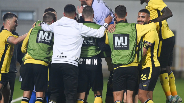 שחקני מכבי נתניה חוגגים (צילום: ברני ארדוב)