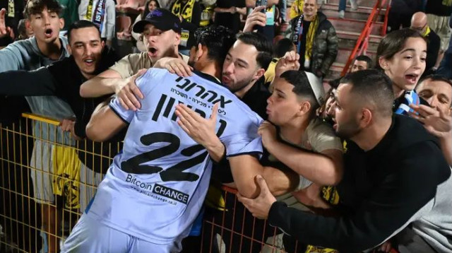 איש המשחק ניראון חוגג עם האוהדים (צילום: ברני ארדוב)