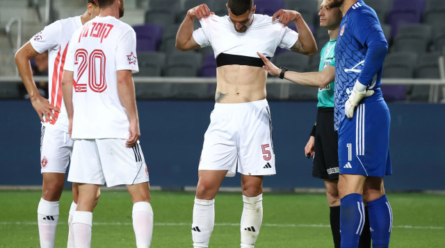 שוער הפועל תל אביב אמיליוס זובאס (צילום: דני מרון)