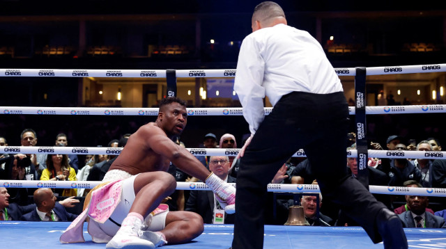 פרנסיס אנגאנו אחרי ההפסד לאנתוני ג'ושוע (צילום: רויטרס)