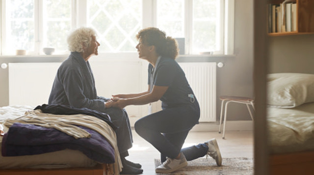 מתי מפעילים את הביטוח הסיעודי? (צילום: Klaus Vedfelt gettyimages)
