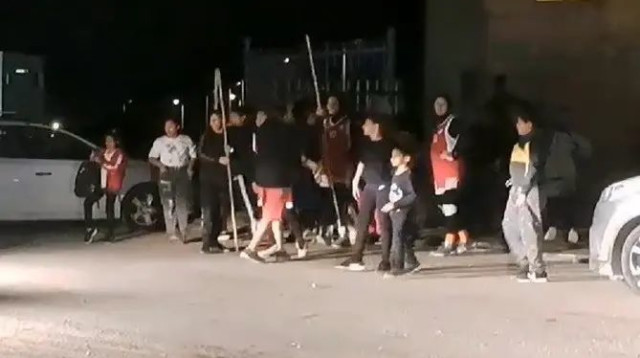 צעירי ג'סר א-זרקא תוקפים את נערות מ.ס. אבן יהודה אחרי משחק כדורסל (צילום: תיעוד ברשתות חברתיות לפי סעיף 27 א' לחוק זכויות יו)