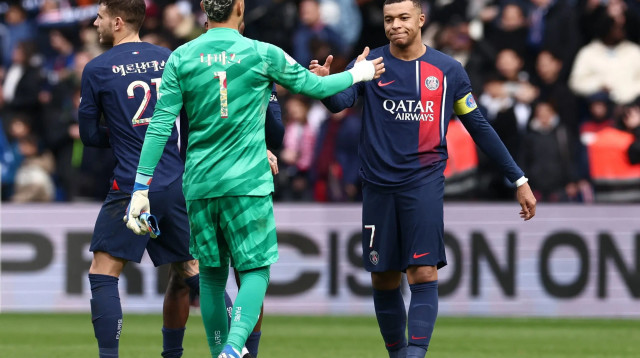 קיליאן אמבפה שחקן פריז סן ז'רמן עם השוער קיילור נבאס (צילום: רויטרס)