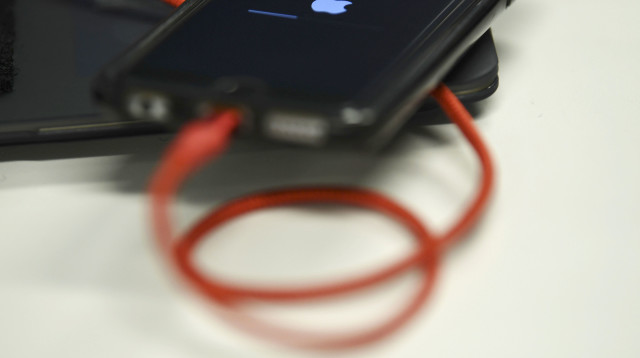 מכשיר אייפון נטען (צילום: AFP/AFP via Getty Images)