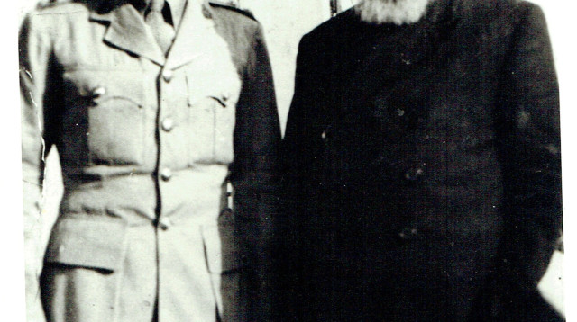 הרב עוזיאל ובנו יעקב עוזיאל (צילום: אלבום משפחתי)