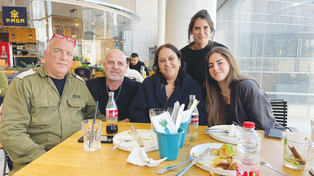 בכירי רשת גרג עם משפחת אשל (צילום: יחצ)