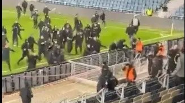 תקרית אלימה בטדי: אוהדי בית"ר ירושלים ירדו לדשא, בניסיון לתקוף את יציע מכבי תל אביב (צילום: תיעוד ברשתות חברתיות לפי סעיף 27 א' לחוק זכויות יו)