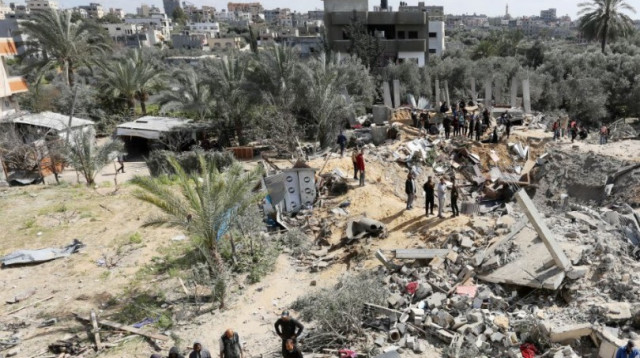 תקיפת צה"ל במחנה נוסיראת שבמרכז רצועת עזה (צילום: רשתות ערביות)