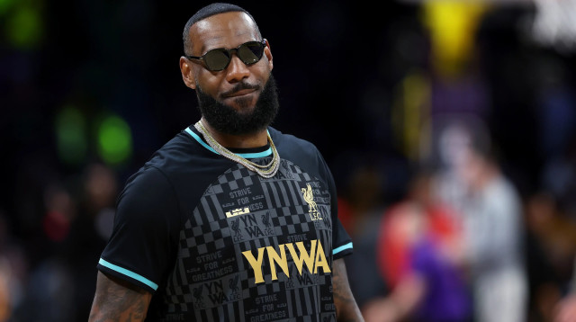 שחקן לוס אנג'לס לייקרס לברון ג'יימס עם חולצה של ליברפול (צילום: GettyImages, Sean M. Haffey)