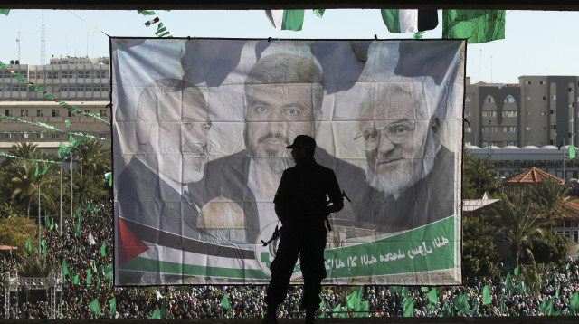 כרזה של בכירי חמאס (צילום:  REUTERS/Suhaib Salem)