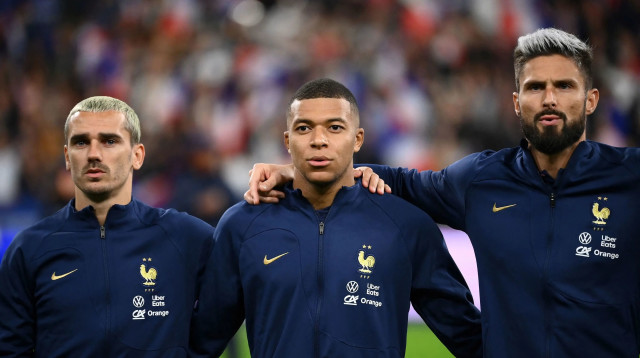 קיליאן אמבפה לצד אוליבייה ז'ירו אנטואן גריזמן נבחרת צרפת (צילום: GettyImages)