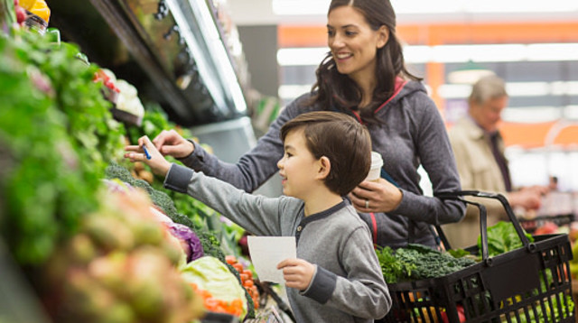  נדרשת ערנות מצד הצרכנים לכך שהם צורכים פירות וירקות "כחול לבן" (צילום: Cavan Images gettimages)