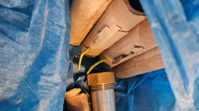 מטען הצינור וחומר הנפץ שנתפס בבאקה אל-גרביה (צילום: דוברות המשטרה)