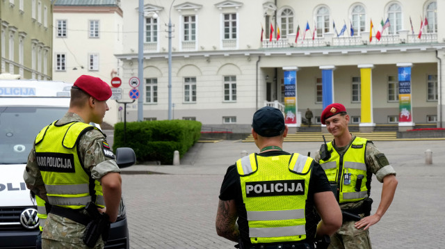 כוחות משטרה בליטא (צילום: REUTERS/Ints Kalnins)