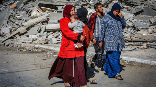 פלסטינים באזור שהותקף אווירית ברפיח (צילום: עבדל רחים חטיב, פלאש 90)