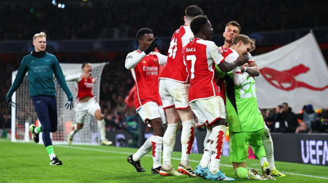 שחקני ארסנל חוגגים עם דויד ראיה (צילום: GettyImages, Robbie Jay Barratt - AMA)