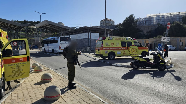 פיגוע הדקירה במחסום המנהרות (צילום: מד"א)