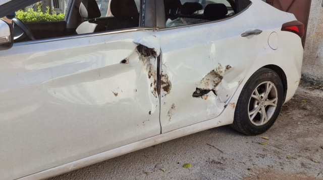 הרכב שנפגע על ידי הקרנף בספארי ברמת גן (צילום: דוברות הספארי)