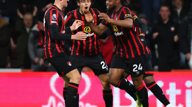 שחקני בורנמות' חוגגים (צילום: רויטרס)