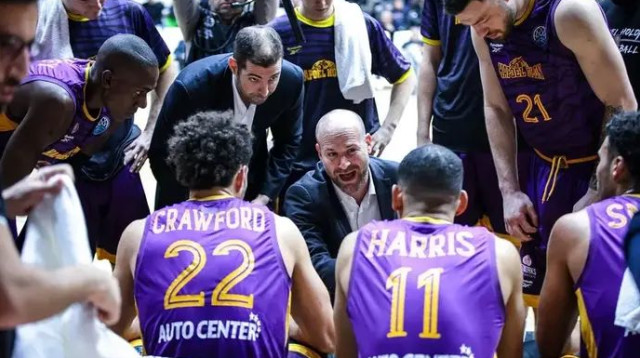 התקווה לקיים את המחזור האחרון בישראל נגוזה. עמית שרף וגוני יזרעאלי עם השחקנים (צילום: אתר רשמי, ליגת האלופות)