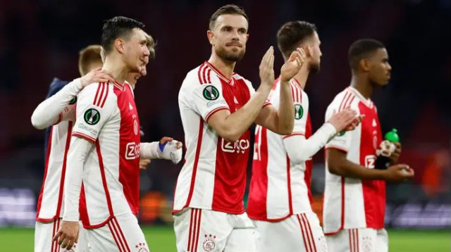 אייאקס נמנעה ממבוכה. ג'ורדן הנדרסון עם סטיבן ברחהאוס (צילום: רויטרס)