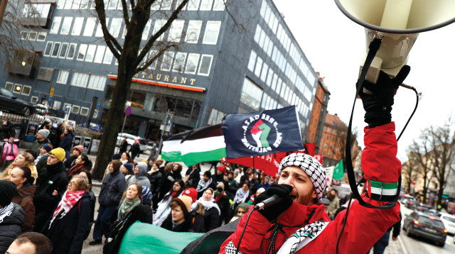 מפגינים בשטוקהולם שוודיה לדרישת הפסקת אש והדרת ישראל מהאירוויזיון (צילום: רויטרס)