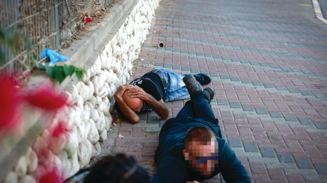 אנשים תוספים מחסה בזמן אזעקה (צילום: חיים גולדברג, פלאש 90)